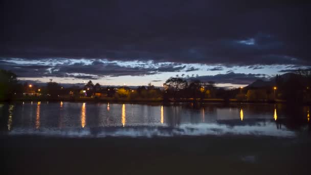Відображення Вечірнього Неба Міському Озері Рух Хмар Небі — стокове відео