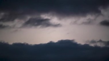 Akşam gökyüzünde bulutların hareketi