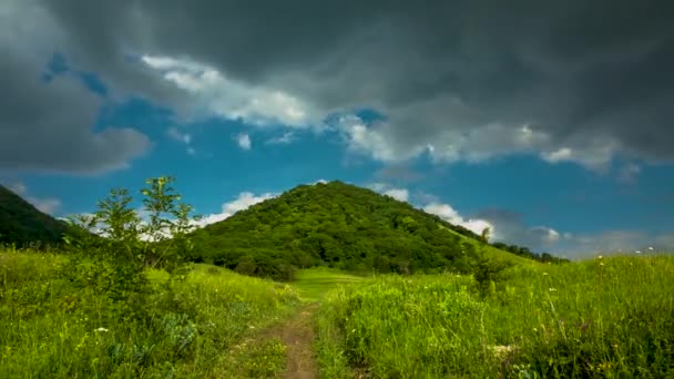 Dağın Üzerinde Mavi Gökyüzünde Bulutların Hareketi Vahşi Doğa — Stok video