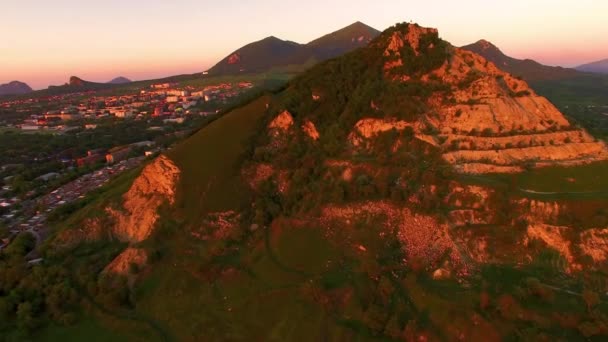 Voo Sobre Rochas Altas Bela Vista Cima Montanhas Natureza Norte — Vídeo de Stock