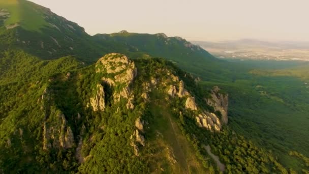 Voo Sobre Rochas Altas Bela Vista Cima Montanhas Natureza Norte — Vídeo de Stock