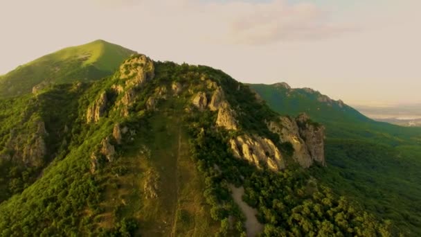 Полет Над Высокими Скалами Прекрасный Вид Сверху Горы Природа Северного — стоковое видео