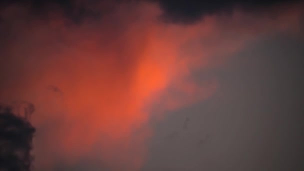 Nubes Anaranjadas Mueven Cielo Nocturno — Vídeos de Stock