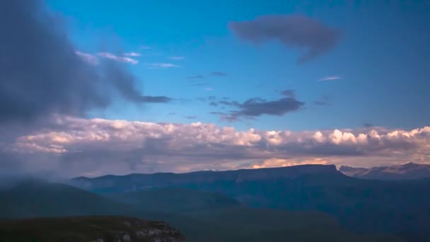 Hermosa Vista Rocas Altas Nubes Sobre Montañas Cielo Nocturno Naturaleza — Vídeo de stock