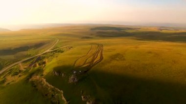 Platonun en üst manzarası, Kuzey Kafkasya'nın doğası gereği kayaların üzerinde otlar.