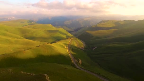 Güzel Geçitteki Dağ Yolu Yolun Üzerinde Kuzey Kafkasya Bir Yolculuk — Stok video
