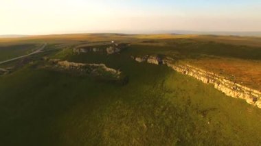 Platonun en üst manzarası, Kuzey Kafkasya'nın doğası gereği kayaların üzerinde otlar.