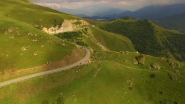 Güzel geçitteki dağ yolu, yolun üzerinde iz, Kuzey Kafkasya'yı bir yolculuk