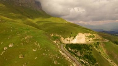 Güzel geçitteki dağ yolu, yolun üzerinde iz, Kuzey Kafkasya'yı bir yolculuk