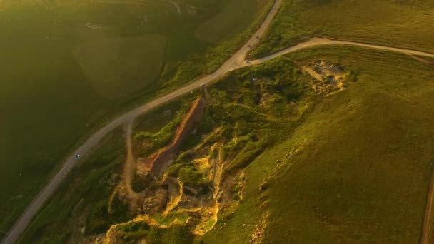 Camino Montaña Hermoso Desfiladero Las Malas Hierbas Sobre Camino Viaje — Vídeos de Stock