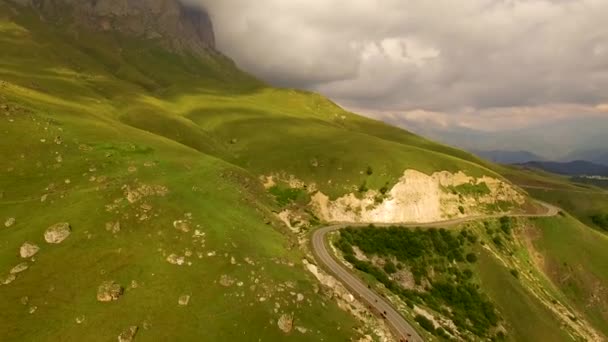 Camino Montaña Hermoso Desfiladero Las Malas Hierbas Sobre Camino Viaje — Vídeos de Stock