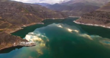 Mavi suyla dağ gölünün üzerinden uçmak. Bir dağ manzarasının havasından ve Kuzey Kafkasya 'nın doğasından çekiliyor.