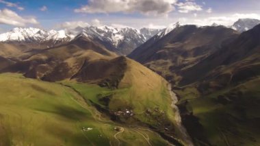 Yeşil üst, kar dağlarının arka planına karşı. Bir manzaranın havasından ve Kuzey Kafkasya 'nın doğasından ateş edilmesine