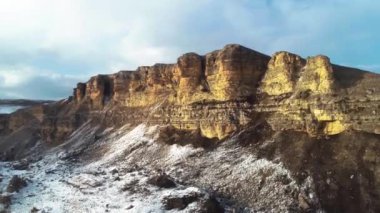 Dağ kayalarının üzerinden uçmak. Bir dağ manzarasının havasından çekim yapmak. Kuzey Kafkasya 'nın Doğası