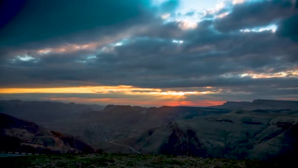 Zonsondergang Bergen Beweging Van Wolken Aan Avondhemel — Stockvideo