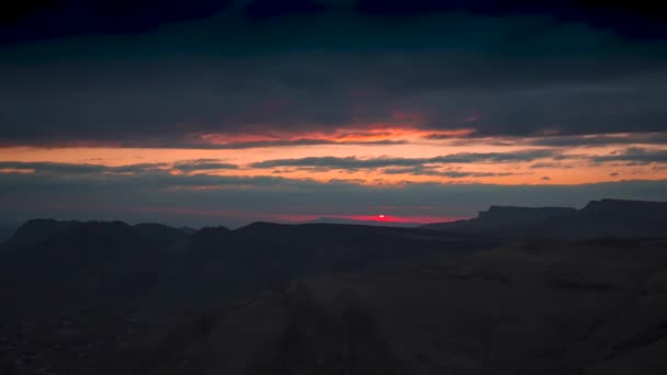 Puesta Sol Las Montañas Movimiento Las Nubes Cielo Tarde — Vídeos de Stock