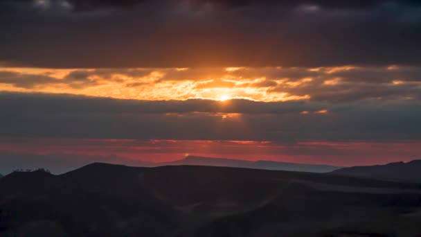 Puesta Sol Las Montañas Movimiento Las Nubes Cielo Tarde — Vídeos de Stock