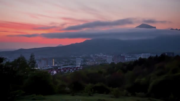 山の中の夕日 夜空に雲の動き — ストック動画