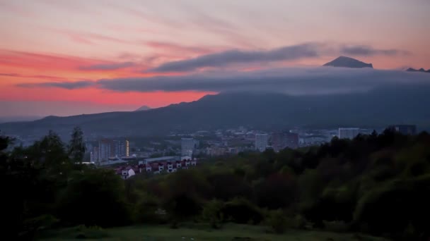 Pôr Sol Nas Montanhas Movimento Das Nuvens Céu Noite — Vídeo de Stock