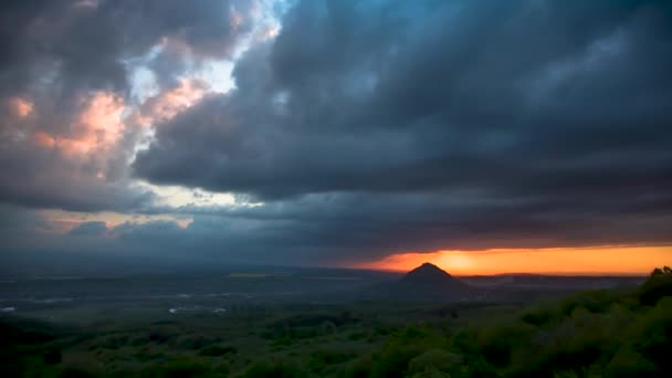 Der Bewölkte Himmel Nach Einem Regen Bei Sonnenuntergang Wolken Ziehen — Stockvideo