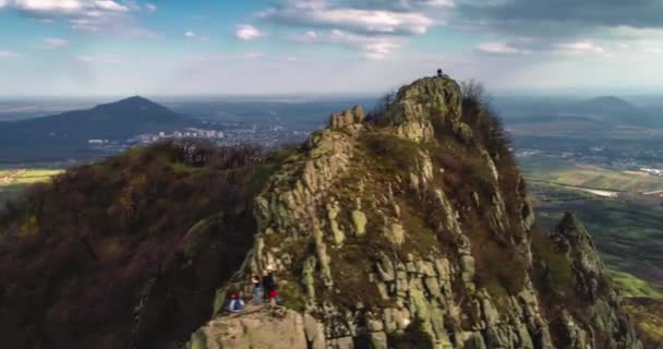 Dağ Kayalarının Üzerinden Uçmak Bir Dağ Manzarasının Havasından Çekim Yapmak — Stok video