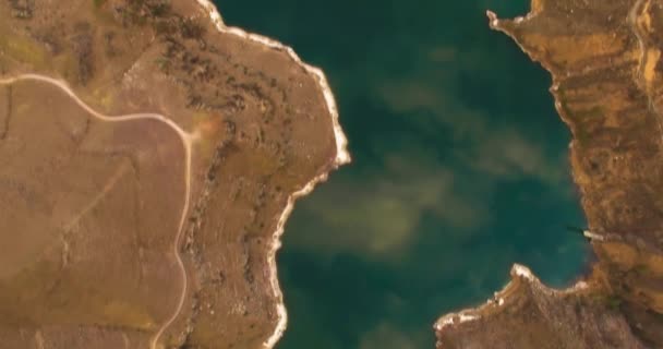Полет Над Горным Озером Голубой Водой Стрельба Воздуха Горного Ландшафта — стоковое видео