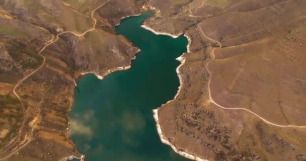 Vlucht Het Bergmeer Met Blauw Water Schieten Vanuit Lucht Van — Stockvideo