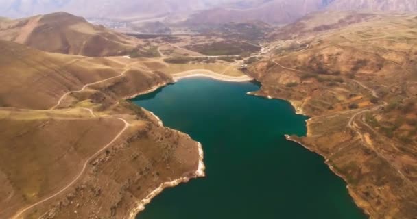 Lot Przez Górskie Jezioro Błękitną Wodą Strzelanie Powietrza Górski Krajobraz — Wideo stockowe