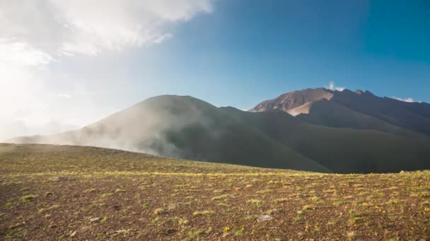 霧が山の峡谷を引き締めます 北コーカサスの山岳地帯で変化する天候 — ストック動画