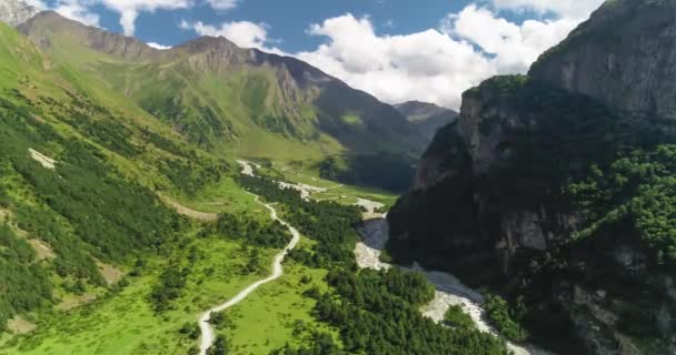 Strada Montagna Tra Verdi Pendii Nella Pittoresca Gola Natura Paesaggio — Video Stock