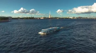 St. Petersburg 'daki Neva nehri. Tekne nehirde yüzüyor.