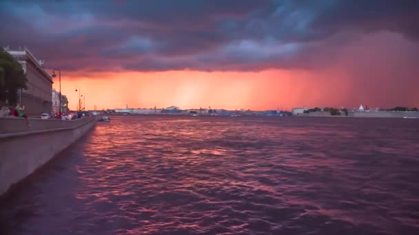 Coucher Soleil Après Pluie Sur Remblai Rivière Neva Dans Ville — Video