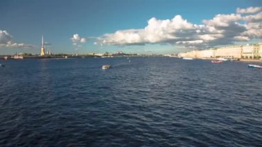 St. Petersburg 'daki Neva nehri. Tekne nehirde yüzüyor.