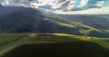 Kuzey Kafkasya 'nın manzarası. Dağlık arazilerin ve manzaralı vadilerin güzel manzarası. Rusya 'da seyahat