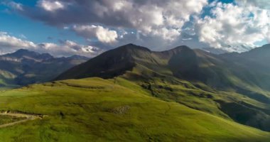 Kuzey Kafkasya 'nın manzarası. Dağlık arazilerin ve manzaralı vadilerin güzel manzarası. Rusya 'da seyahat