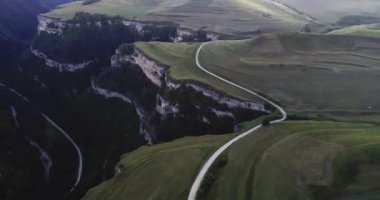 Kuzey Kafkasya 'nın manzarası ve doğası. Kanyonun üzerindeki dağ yolu ve yüksek uçurumlar. Rusya 'yı dolaşmak
