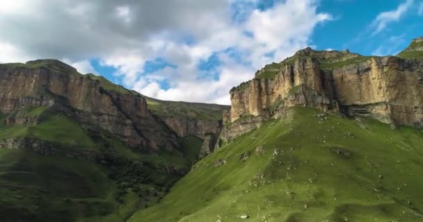 渓谷の高い崖の素晴らしい景色 北コーカサスの山の風景と自然 — ストック動画