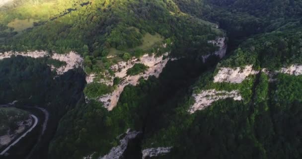 Пейзаж Природа Северного Кавказа Горная Дорога Через Каньон Высокие Скалы — стоковое видео