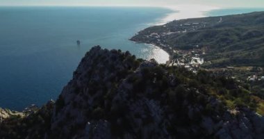 Karadeniz kıyısındaki kayalar. Deniz ve dağların manzarası çok güzel. Kırım 'ın manzarası ve doğası