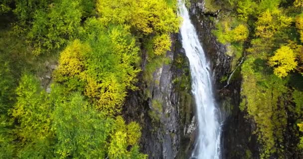 Una Hermosa Cascada Las Montañas Dombai Naturaleza Paisaje Del Cáucaso — Vídeo de stock