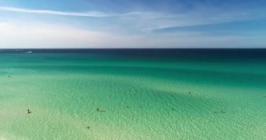 Beyaz kumlu sahil manzarası ve deniz koyundaki mavi su. Kırım Cumhuriyeti 'ndeki Karadeniz kıyısı