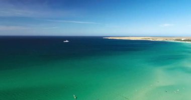 Beyaz kumlu sahil manzarası ve deniz koyundaki mavi su. Kırım Cumhuriyeti 'ndeki Karadeniz kıyısı