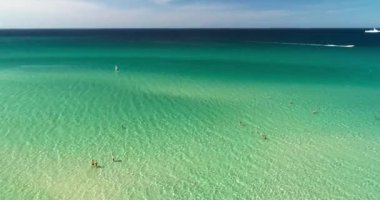 Beyaz kumlu sahil manzarası ve deniz koyundaki mavi su. Kırım Cumhuriyeti 'ndeki Karadeniz kıyısı