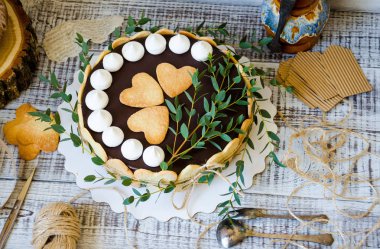 Cheesecake ile gingerbread çerezleri yeşillik dekorasyonu ile ahşap üzerine