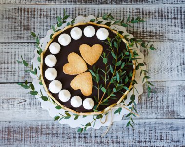 Cheesecake ile gingerbread çerezleri yeşillik dekorasyonu ile ahşap üzerine