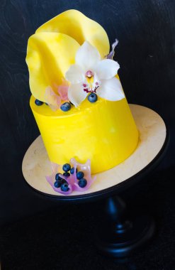 Orhid ve çikolata büküm ile sarı kremalı pasta