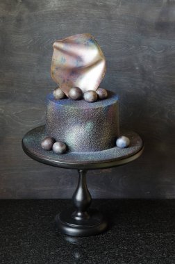 Çikolata kadife kek bir yelken ve karamel küreler