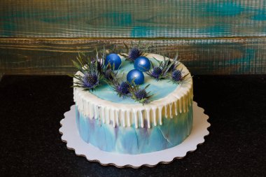 iridyum ve karamel küre ile renk damla krem peynir pasta