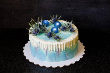 iridyum ve karamel küre ile renk damla krem peynir pasta