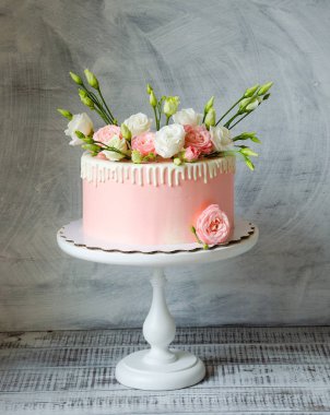 yumuşak pembe kremalı pasta eustoma ve dans eden kız